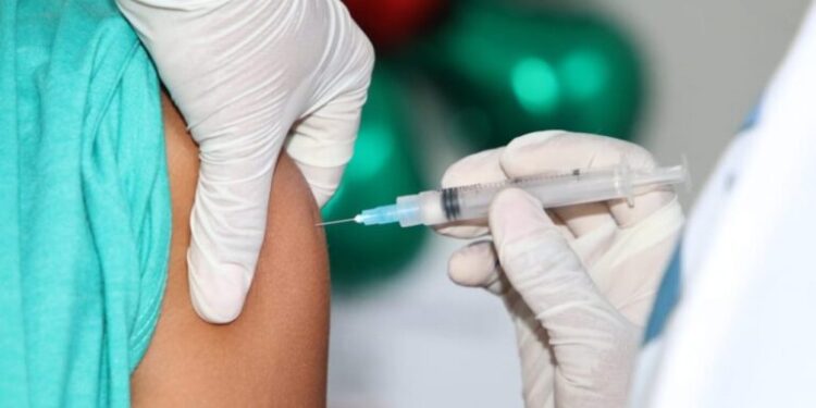 Brasil ultrapassa EUA em taxa de vacinação completa contra a covid