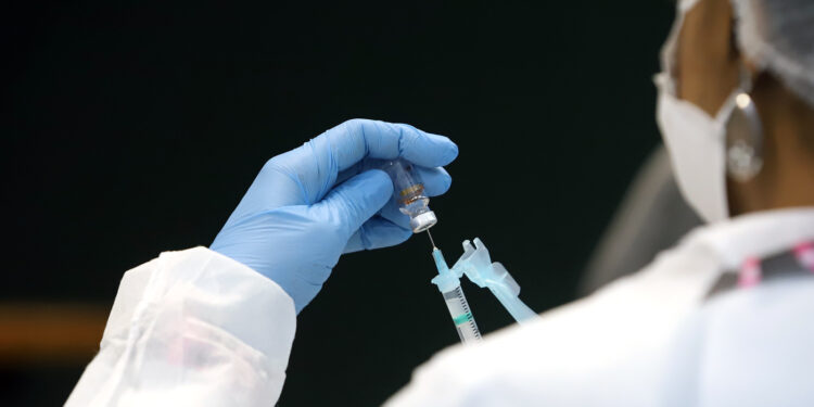 Vacinação contra covid-19: confira o cronograma da semana de 22 a 27