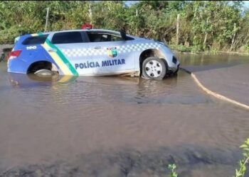 Viatura cai em buraco após vazamento em tubulação na Zona de Expansão