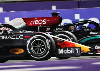 Hamilton vence corrida caótica na Arábia e empata na liderança do mundial de F1