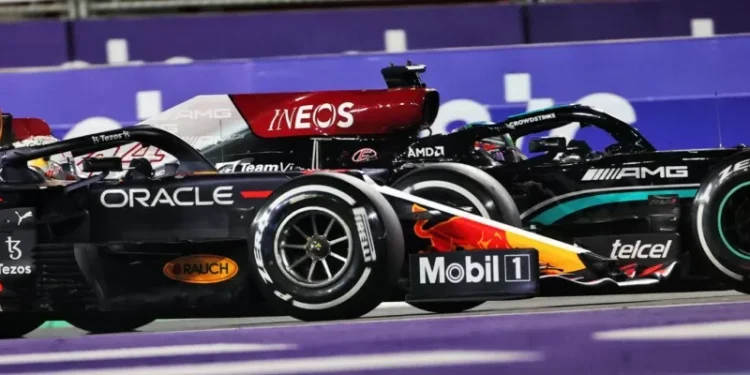 Hamilton vence corrida caótica na Arábia e empata na liderança do mundial de F1