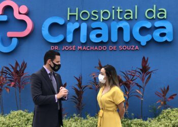 Após infiltração, Rodrigo Valadares faz fiscalização no Hospital da Criança em Aracaju