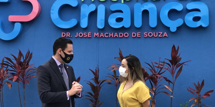 Após infiltração, Rodrigo Valadares faz fiscalização no Hospital da Criança em Aracaju