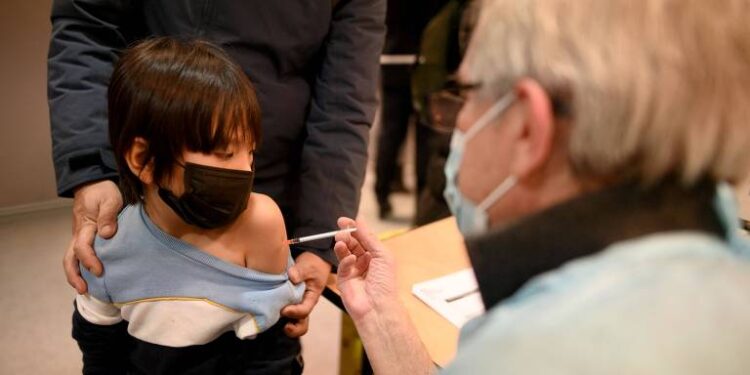 Governo diz que vacinação de crianças contra Covid deve começar em janeiro