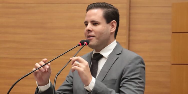 Rodrigo Valadares protocola ação popular contra vacinação obrigatória em Aracaju