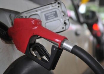 Comissão do Senado aprova projeto para segurar preço da gasolina