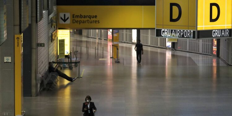 Três aeroportos brasileiros terão postos de vacinação contra covid-19