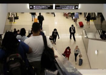 Governo anuncia quarentena de cinco dias para viajantes não vacinados