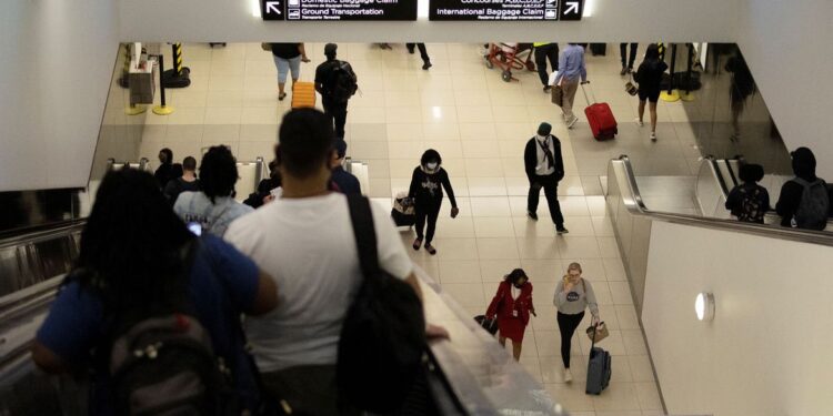 Governo anuncia quarentena de cinco dias para viajantes não vacinados