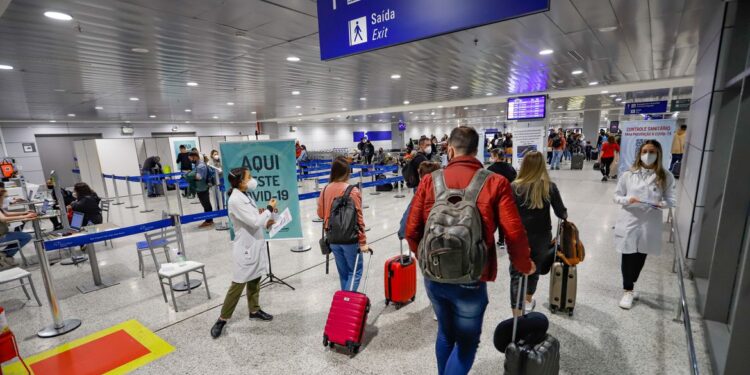 Governo passa a exigir comprovante de vacinação para entrar no Brasil