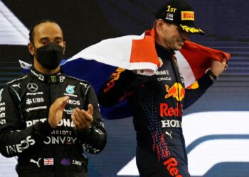 Mercedes protesta após Verstappen derrotar Hamilton na Fórmula 1