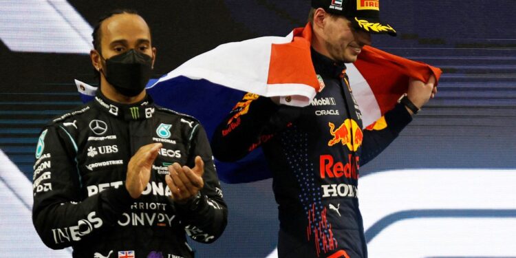 Mercedes protesta após Verstappen derrotar Hamilton na Fórmula 1