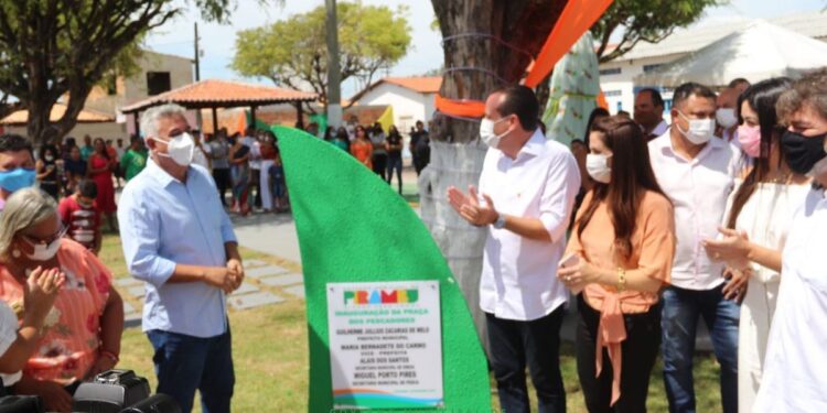 Prefeito Guilherme inaugura a Praça dos Pescadores e a reforma do prédio da prefeitura “Sede Conselheiro Reinaldo Moura”