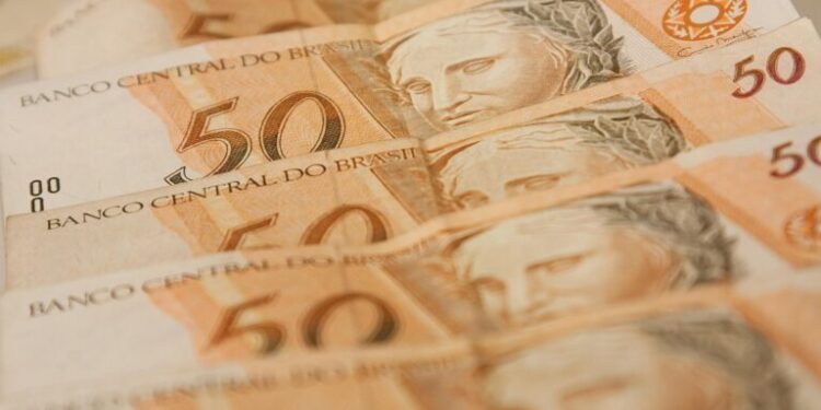 Salário mínimo será de R$ 1.210 em 2022, sem aumento real, prevê relator