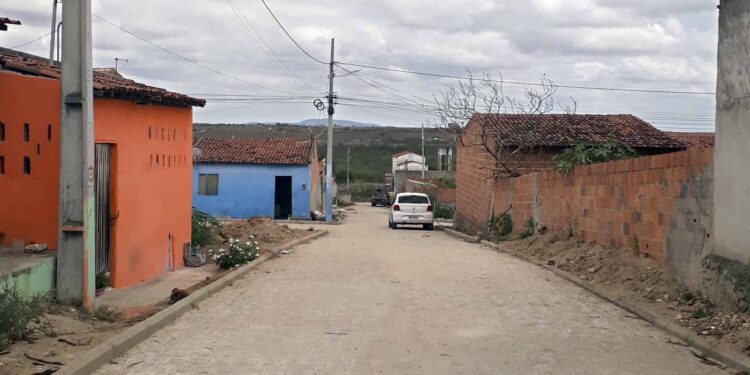 Pavimentação granítica traz alegria aos moradores de Poço Redondo