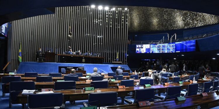 Senado aprova medida provisória que cria Auxílio Brasil