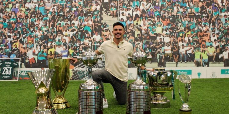 Willian recebe homenagem de Leila e se despede: “O Palmeiras estará sempre em meu coração”