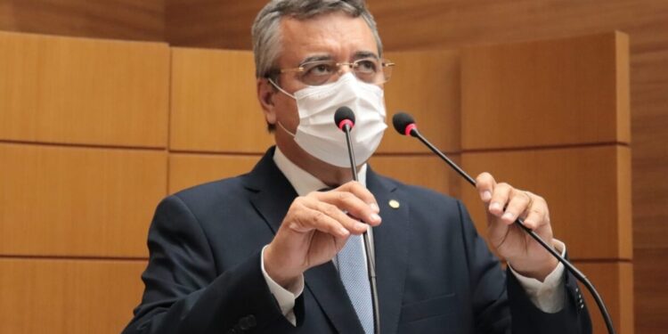 Deputado pede esclarecimento sobre exploração do petróleo em águas profundas