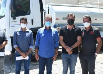 Laércio entrega caminhões e tratores para municípios