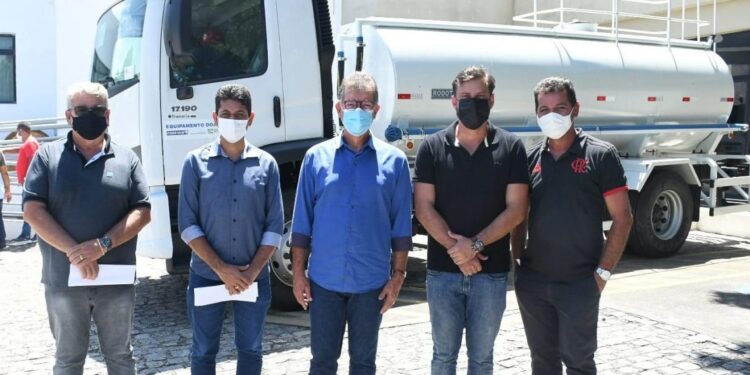 Laércio entrega caminhões e tratores para municípios