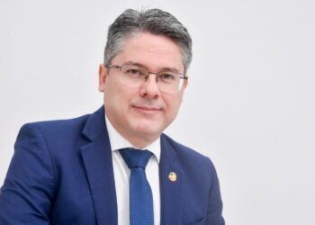 Carreira de sucesso: Senador Alessandro Vieira é egresso da Unit