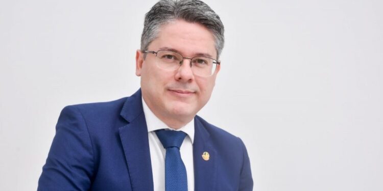 Carreira de sucesso: Senador Alessandro Vieira é egresso da Unit