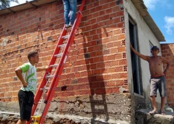 Prefeito autoriza reconstruir 12 casas atingidas pelas chuvas em Santana do São Francisco