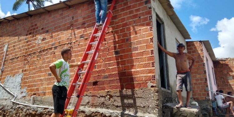 Prefeito autoriza reconstruir 12 casas atingidas pelas chuvas em Santana do São Francisco