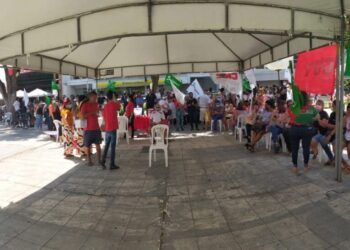 Professores da rede municipal de Aracaju realizam protesto na porta da Câmara de Vereadores