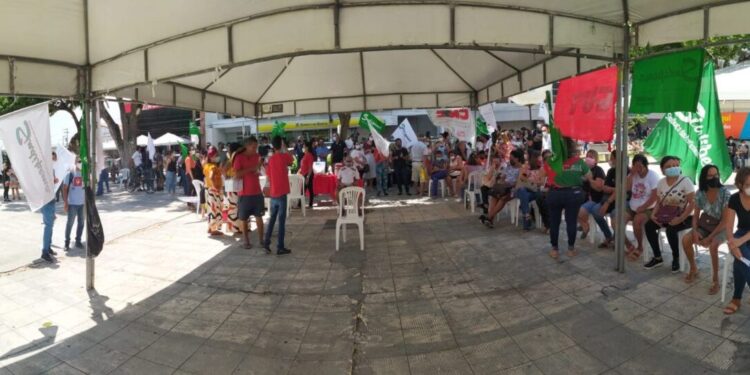 Professores da rede municipal de Aracaju realizam protesto na porta da Câmara de Vereadores