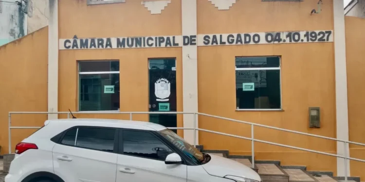 Prefeito de Salgado tenta reduzir número de secretarias e Câmara Municipal reprova projeto