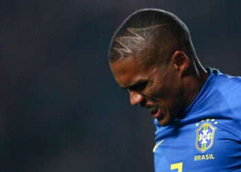 Fechou? Jornalista ‘crava’ acerto de Douglas Costa com gigante brasileiro