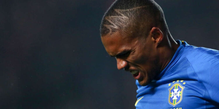Fechou? Jornalista ‘crava’ acerto de Douglas Costa com gigante brasileiro