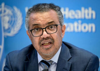 2022 deve ser o ano ‘em que acabaremos com a pandemia’, diz diretor da OMS