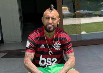 Especulado no Atlético, Arturo Vidal posta foto com camisa do Flamengo