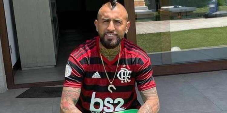 Especulado no Atlético, Arturo Vidal posta foto com camisa do Flamengo