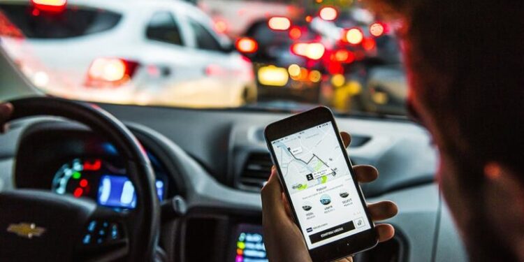 Motorista tem vínculo de empregado com Uber, indica maioria do TST