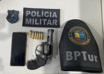 Polícia Militar flagra dupla armada com revólver na Orla da Atalaia