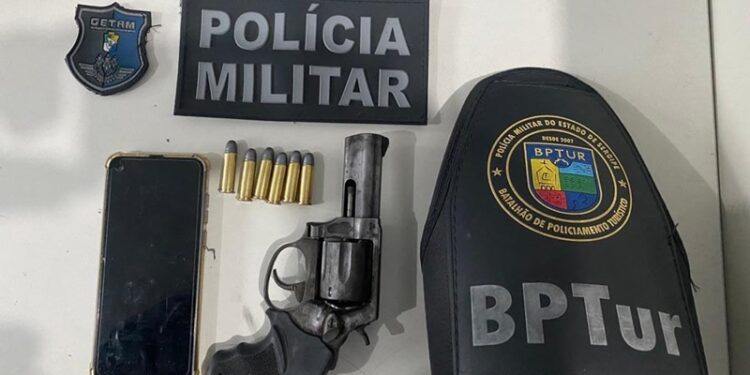 Polícia Militar flagra dupla armada com revólver na Orla da Atalaia
