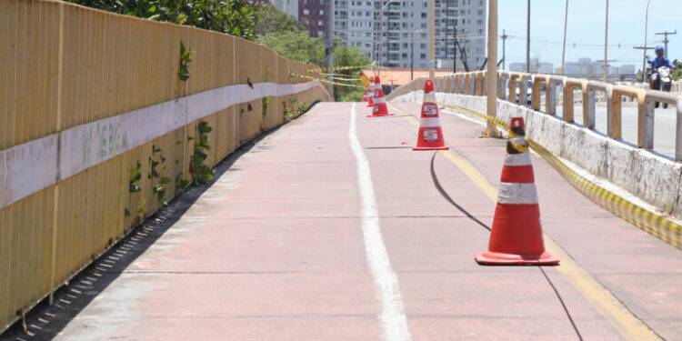 Defesa Civil de Aracaju interdita trecho de ciclovia da ponte Juscelino Kubitscheck, sobre o rio Poxim