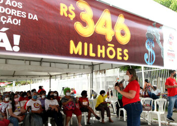 Professores fazem ato no Palácio dos Despachos para cobrar rateio dos recursos