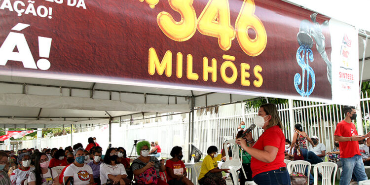 Professores fazem ato no Palácio dos Despachos para cobrar rateio dos recursos