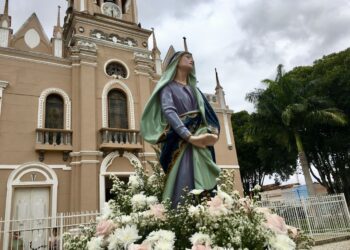 Prefeitura de Dores exonera 225 servidores comissionados