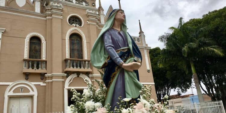 Prefeitura de Dores exonera 225 servidores comissionados