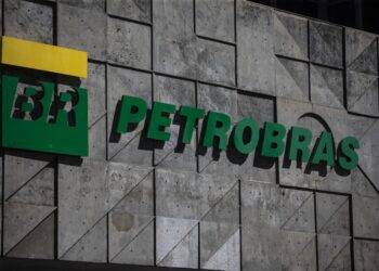 Bolsonaro diz que Petrobras vai anunciar redução de preços de combustíveis