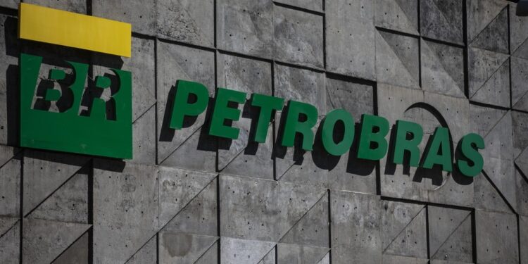 Bolsonaro diz que Petrobras vai anunciar redução de preços de combustíveis