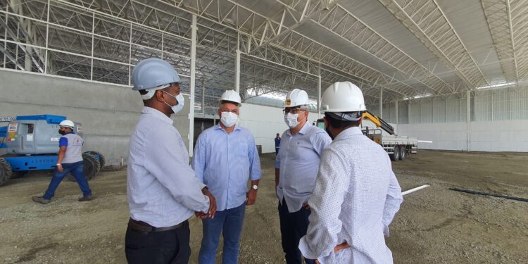 Prefeito Padre Inaldo realiza visita à obra da construção de loja do Assaí Atacadista em Socorro