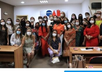 Maria participa de roda de conversa sobre mulheres na vida pública
