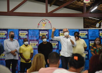 Prefeito Edvaldo realiza entrega das escrituras das casas da Coroa do Meio