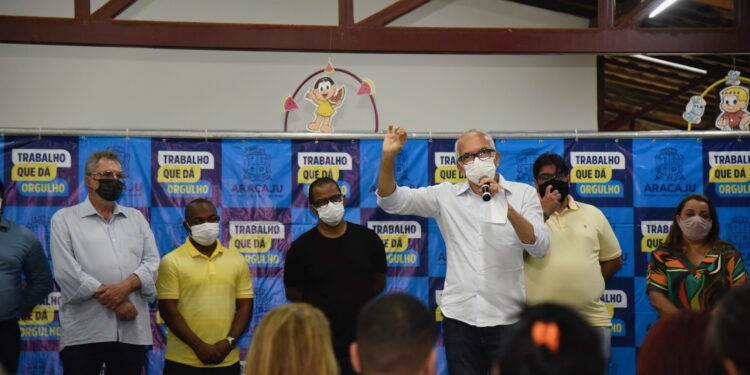 Prefeito Edvaldo realiza entrega das escrituras das casas da Coroa do Meio